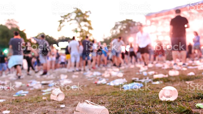 Einweg- vs. Mehrwegbecher im Stadion